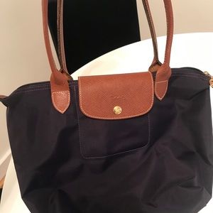 Small Longchamp tote in violet!